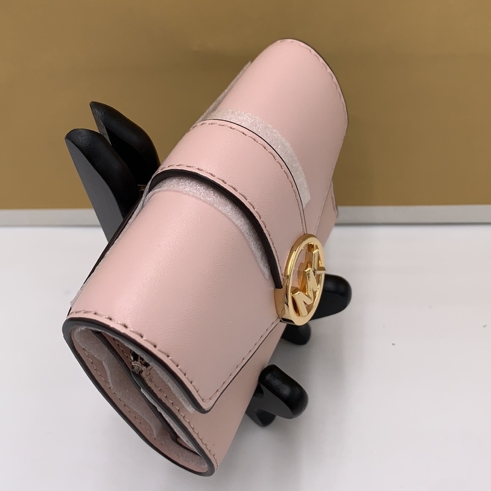 MICHAEL KORS
Carmen Medium Faux Leather Wallet
POWDER BLUSH COLOR - Picture 2 of 11